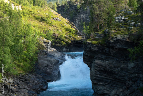 Dies ist einer der zahlreichen Flüsse welche sich ihren Weg durch die norwegischen Berge bahnen photo