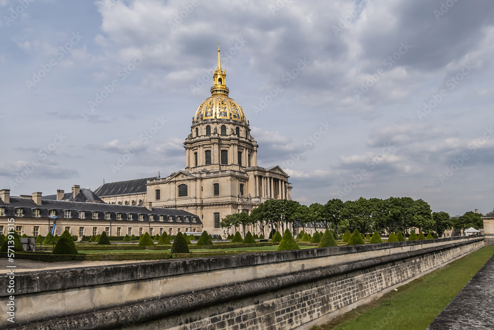 Obraz premium Fragments of Hotel des Invalides (National Residence of Invalids, 1671 - 1676) – now complex of museums and monuments relating to military history of France. PARIS, FRANCE.