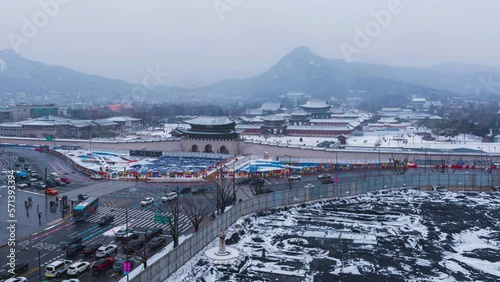 Timelapse 4k. snow fall Geyongbokgung Palace and daytime traffic in among snow fall Gyeongbokgung Palace of Seoul, South Korea 
 photo