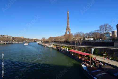 Paris, France. Seine river and Eiffel Tower. From Bir Hakeim Bridge. February 6, 2023. © Nekobus