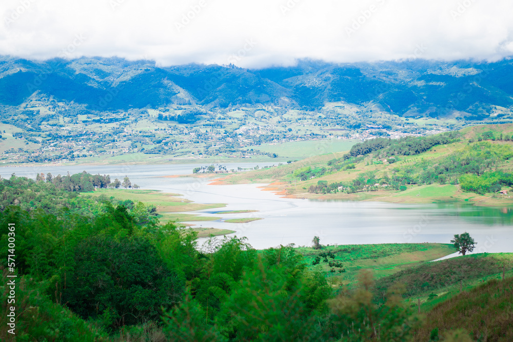 vista del lago calima en colombia, vista de río y landscape, mountains and summer