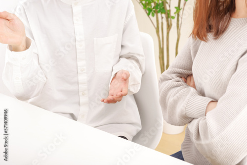 話し合いをする男女