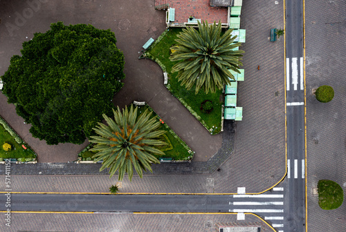Fototapeta Naklejka Na Ścianę i Meble -  Aerial view of the curb and pavement on the corner of a small park or city square