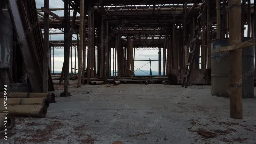 Sobre volando con Drone una estructura en construccion de casa en colombia