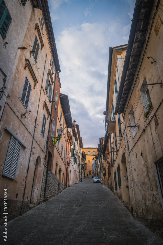 Obraz premium Old medieval streets of Siena, Tuscany, Italy. Siena architecture and landmark. Picturesque streets of Siena, Italy.Travel destination of Italy and Siena. October 2022