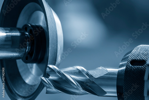 Foto Close up scene the flat end mill tool regrinding process on regrinding machine