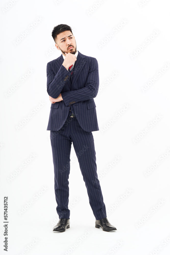考え込むポーズをするスーツ姿の男性 考え込むポーズをするスーツ姿の男性