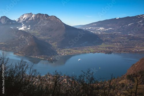 Panorama sur le lac d'Annecy en hiver