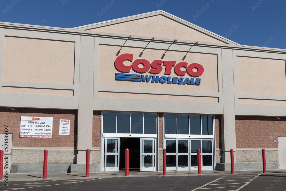 Foto de Costco Wholesale Location. Costco Wholesale is a multi-billion  dollar global retailer. do Stock