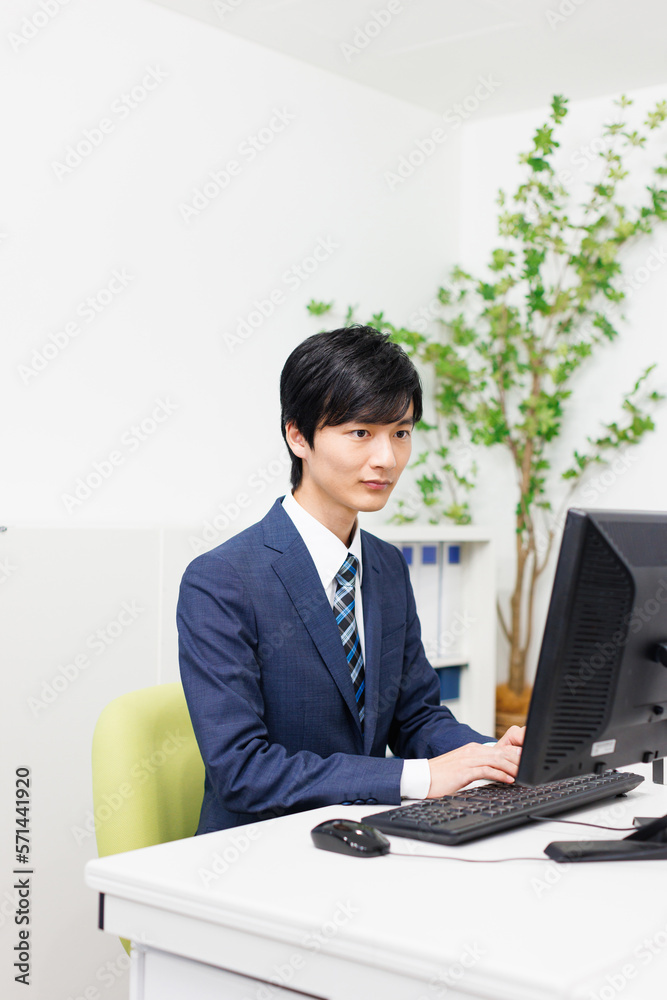 デスクワークするビジネスマン