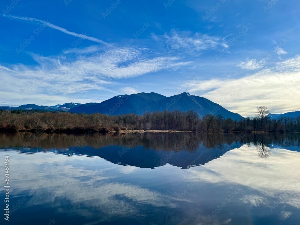 Mountain Si and it’s reflection on a winter day