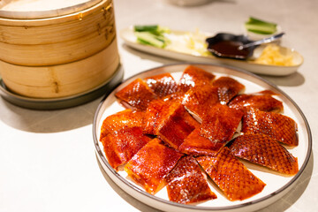 Fototapete Peking Knusprige Peking-Ente im Restaurant serviert  © leungchopan