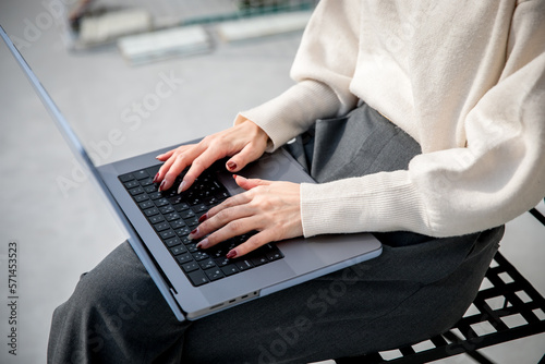 ノートパソコンを操作する女性の手元