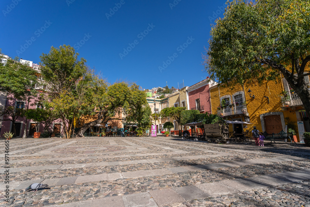 Obraz premium Beautiful, bright and colorful city streets in the Mexican city of Guanajuato.