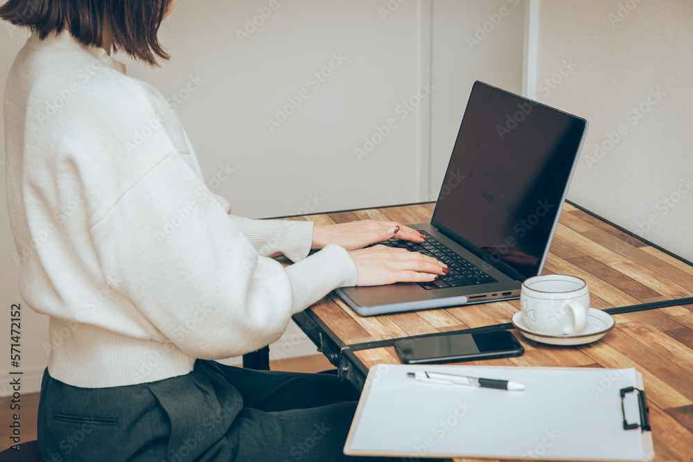 Naklejka premium パソコンを操作する女性の手元 Business