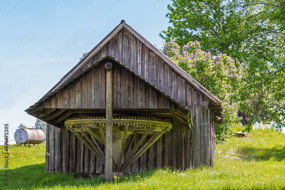 Obraz premium Old barn with an agricultural machinery