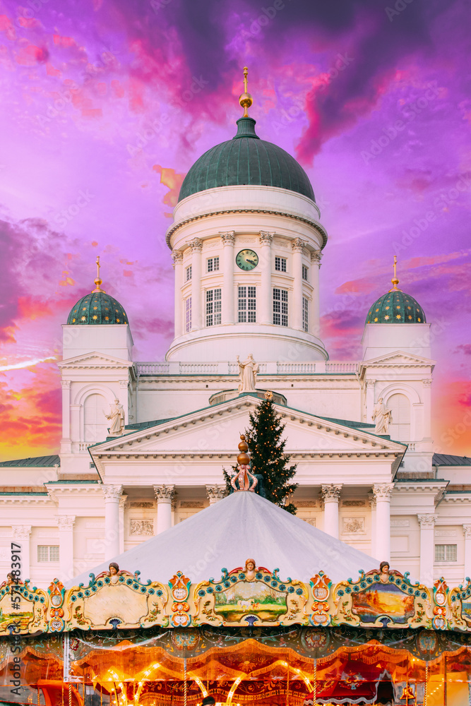 Obraz premium Helsinki, Finland. Xmas Market On Senate Square With Holiday Carousel And Famous Landmark Is Lutheran Cathedral At Winter Evening. Very Peri. Bright Purple Lavander Colors Of Sky. Amazing Sky Clouds.