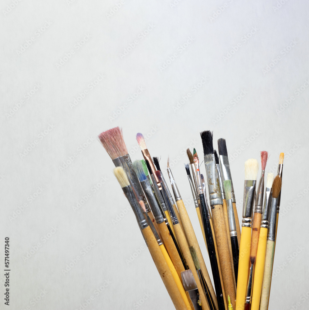 Obraz premium Artist's set of different brushes for painting with paints.