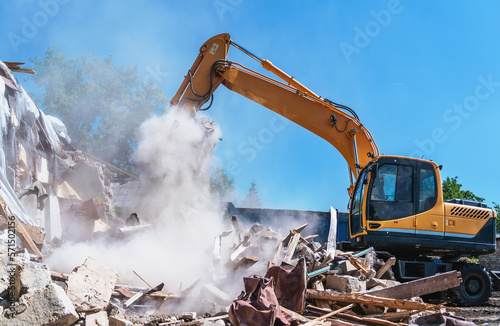 Canvas Print Demolition of building. Excavator destroy old house.