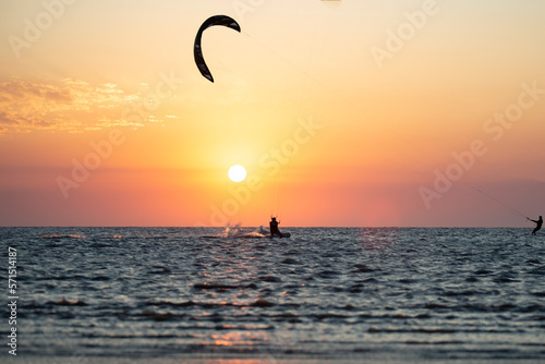 Kitesurf en la playa al atardecer 