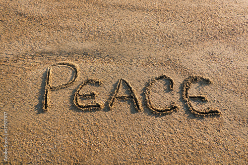Palavra de Paz desenhado sobre as ondas da areia photo