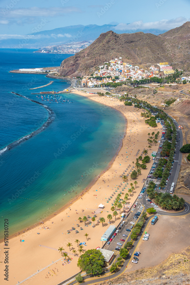 Foto aérea de la playa de Las Teresitas y pueblo de San Andrés en la costa de Tenerife, Canarias