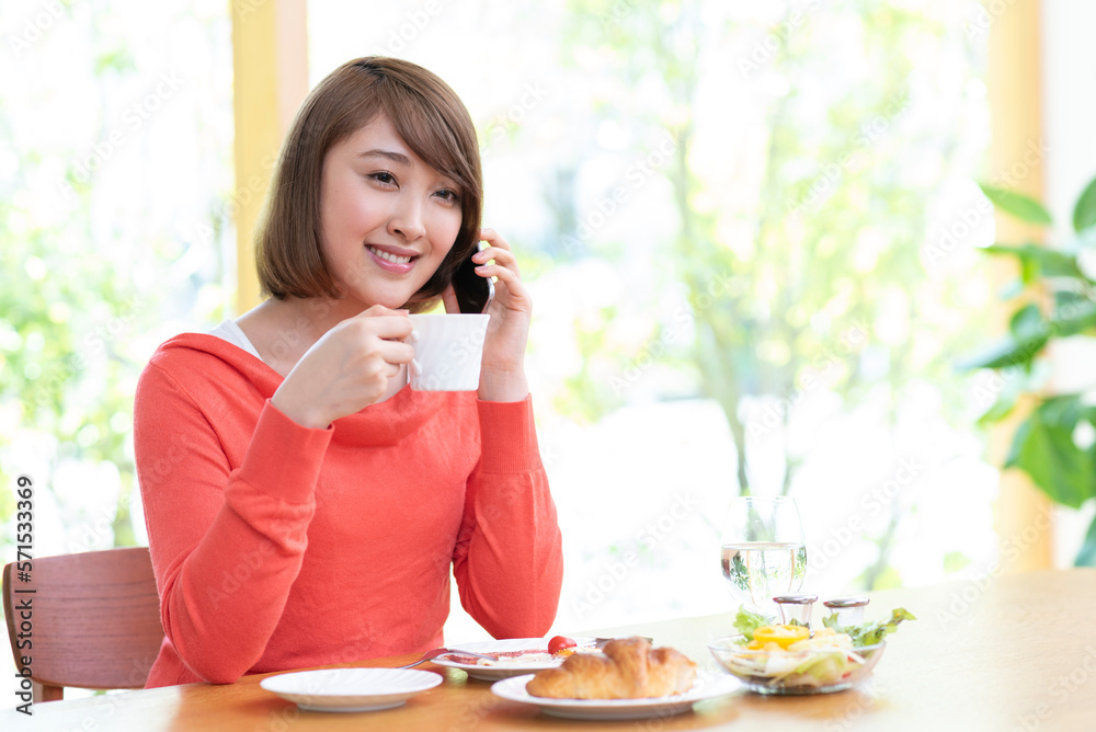 朝食を食べる20代女性 朝食を食べる20代女性