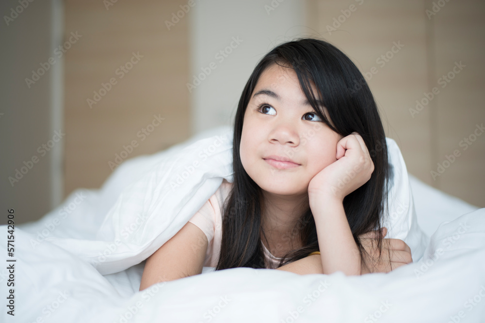 ベッドに横になっている女の子