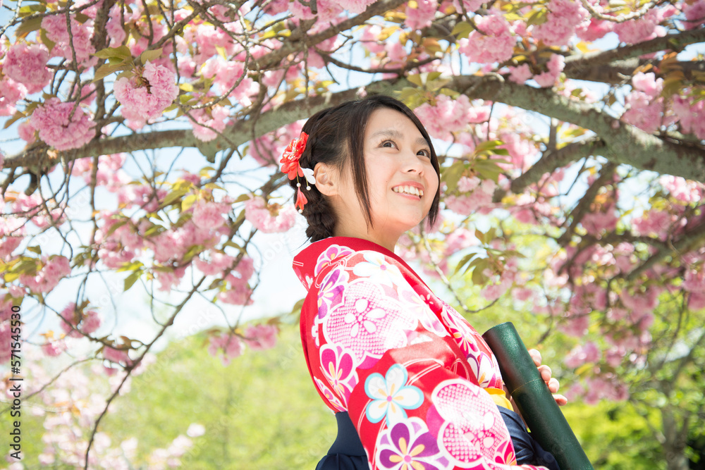 卒業証書の筒を持っている袴姿の女性 卒業証書の筒を持っている袴姿の女性