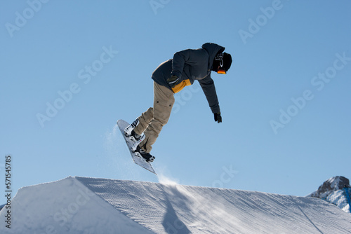 Snowboarder fa un 360° su un salto in snowpark photo