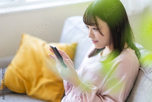 Принти на полотні スマホを見る女性