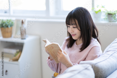 読書をする女性