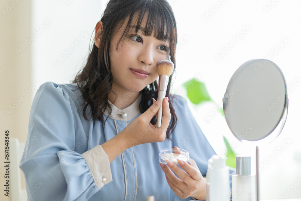 メイクをする女性 メイクをする女性