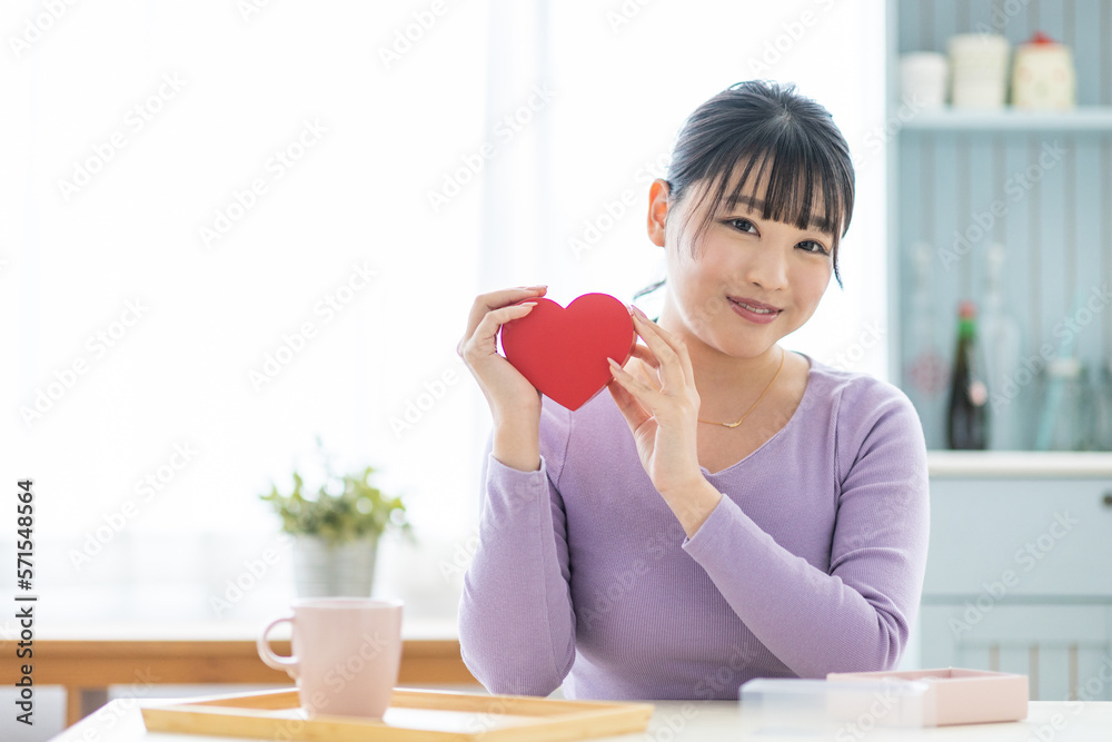 ハートを持つ女性 ハートを持つ女性