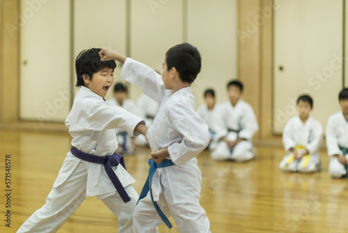 空手の稽古をする子供たち photo