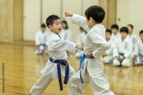 空手の稽古をする子供たち