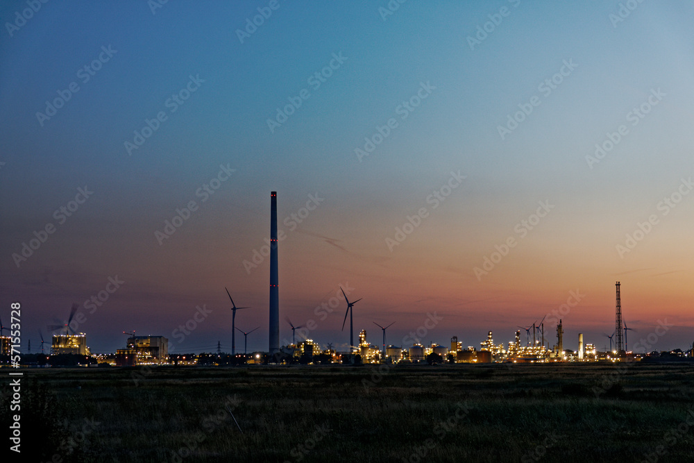 Industrieanlage im Abendlicht
