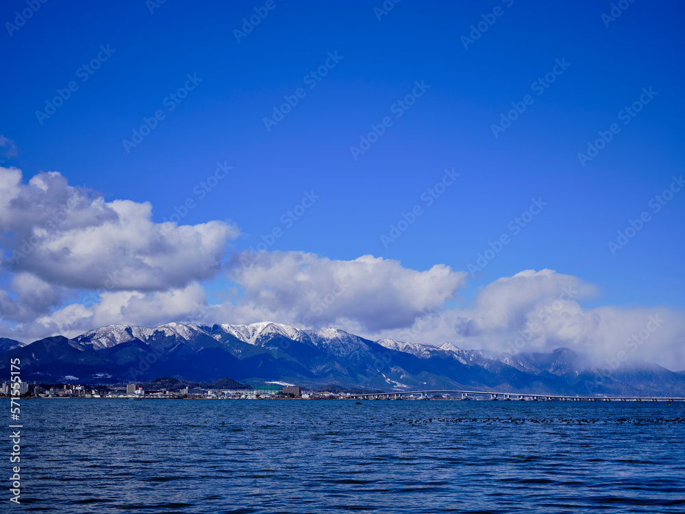 風景素材　雪をかぶった比良山系と琵琶湖