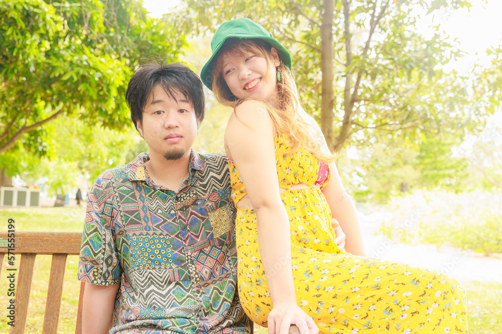 Naklejka premium 公園のベンチに仲良く座る日本人カップル