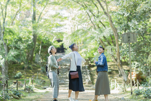 参道を歩く3人の女性 photo