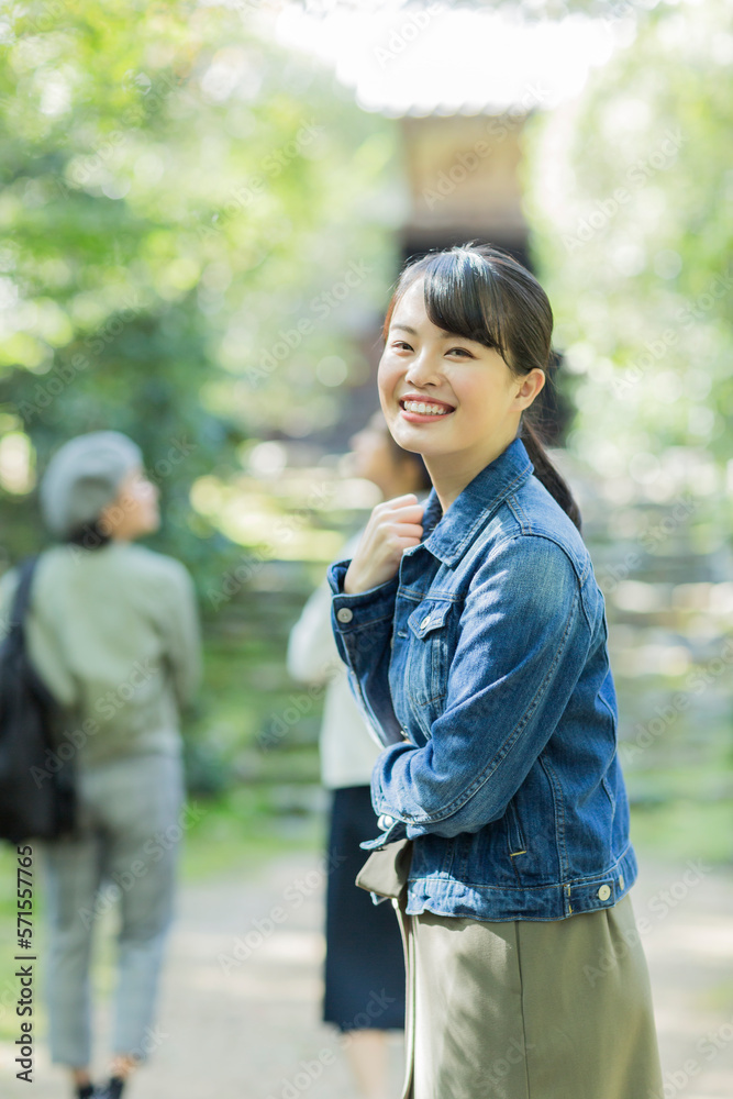 笑顔の若い女性 笑顔の若い女性