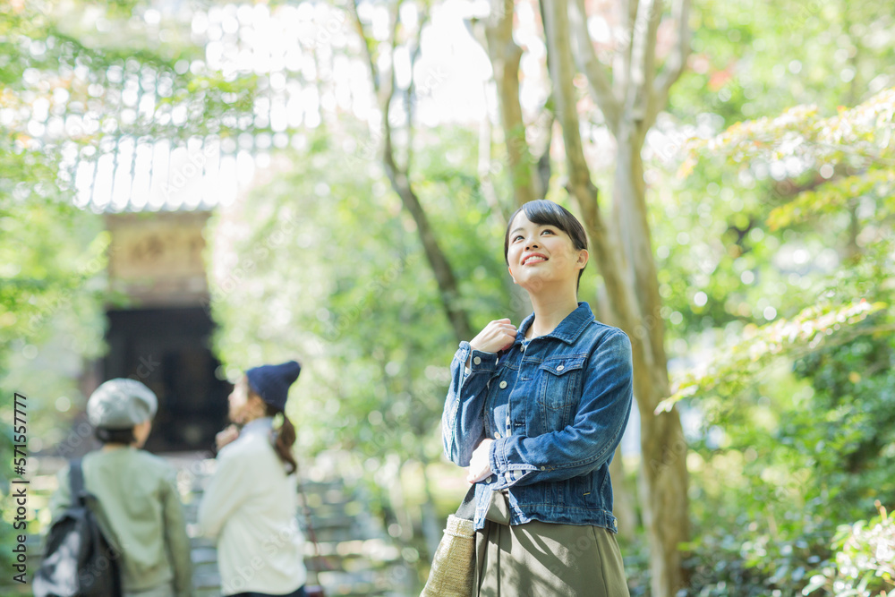 笑顔の若い女性 笑顔の若い女性