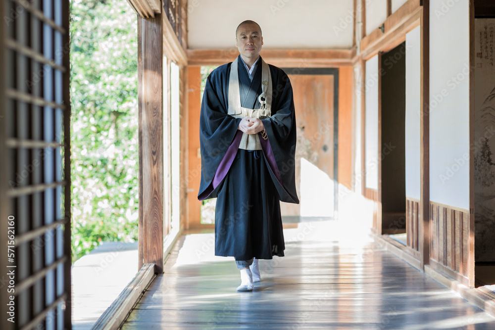 縁側を歩く住職
