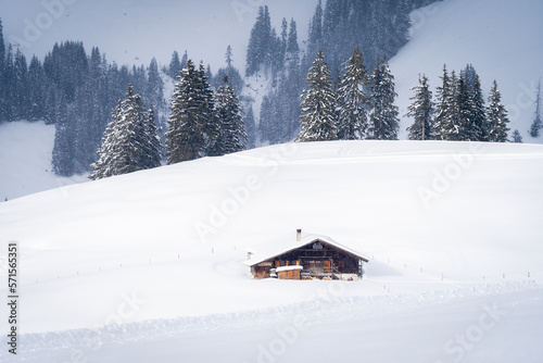 Chalet seul au milieu d'un paysage enneigé dans les Préalpes Suisse © Olivier Rapin