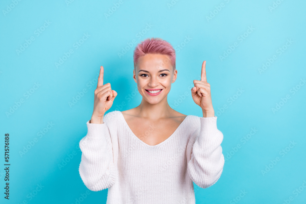 Photo of cheerful positive lady wear white trendy clothes arms direct empty space spring low prices isolated on blue color background Photo of cheerful positive lady wear white trendy clothes arms direct empty space spring low prices isolated on blue color background