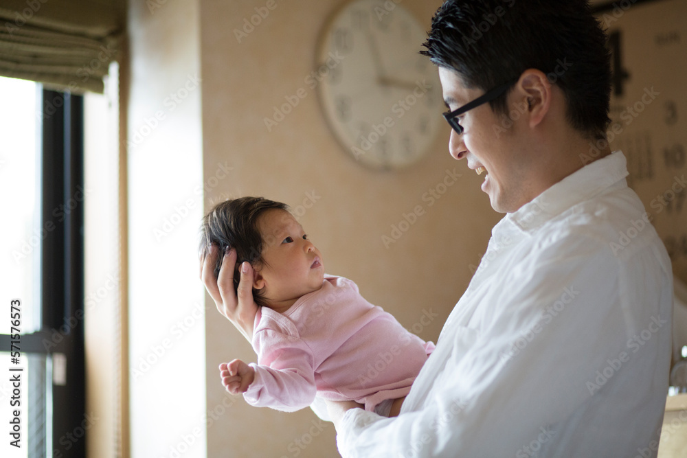 赤ちゃんを抱く父親 赤ちゃんを抱く父親