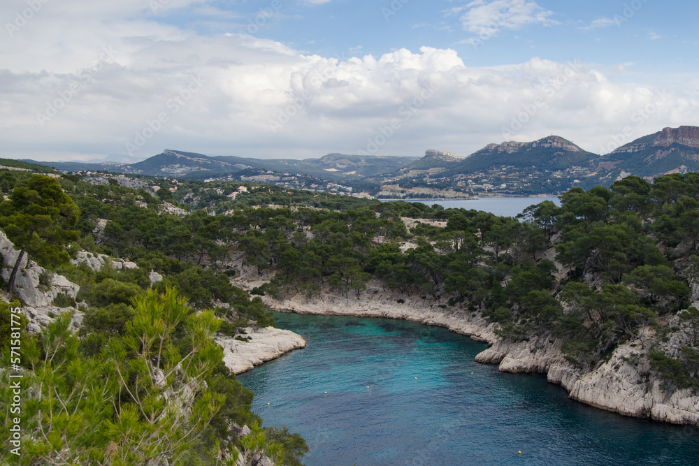 Vue sur cassis depuis les calanques dans le parc national