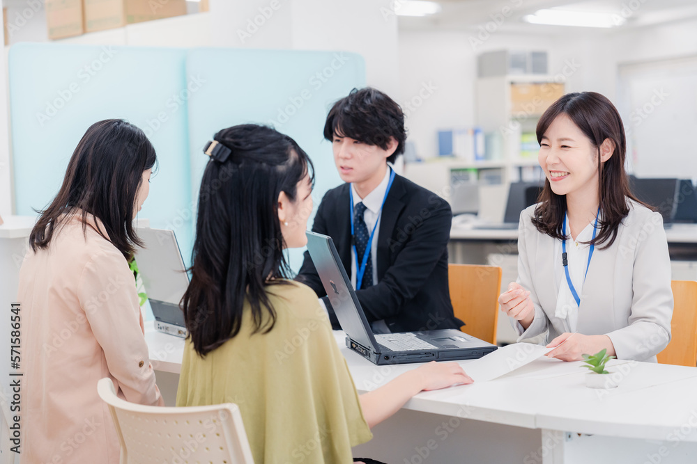 Fototapeta premium 不動産会社で窓口業務をするスタッフ