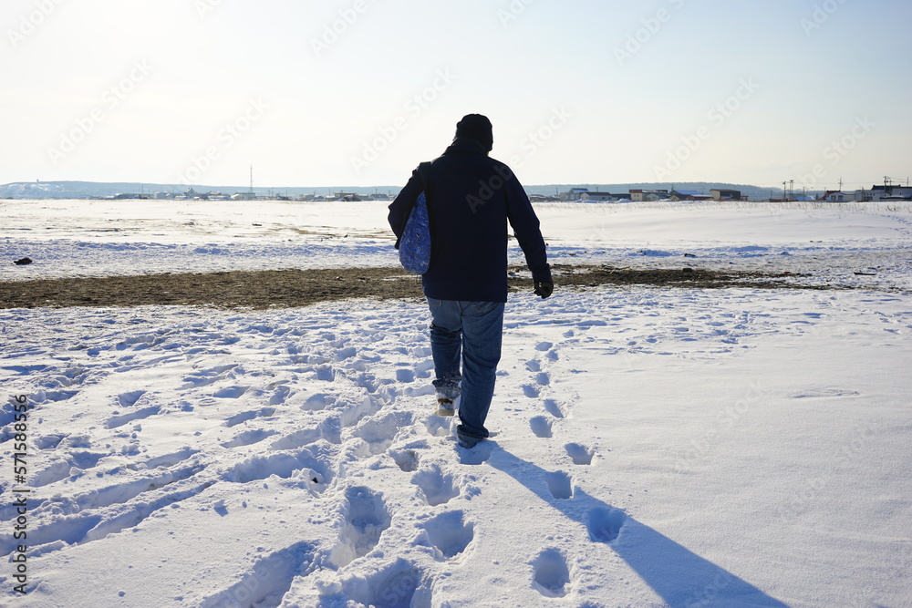 Man walking on Snow Covered Beach in Otsu, Hokkaido, Japan - 日本 北海道 豊頃町 雪のビーチを歩く 男性