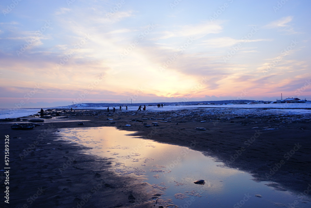 Obraz premium Jewelry Ice, Glittering Frozen Ice Gemstone on Otsu Beach in Hokkaido, Japan - 日本 北海道 豊頃町 ジュエリーアイス